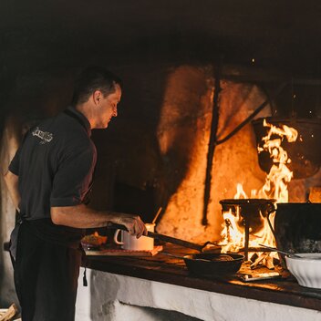 Häfernigl machen im Rauchstubenhaus in Anger | ©  Oststeiermark Tourismus | Noah Ulrich