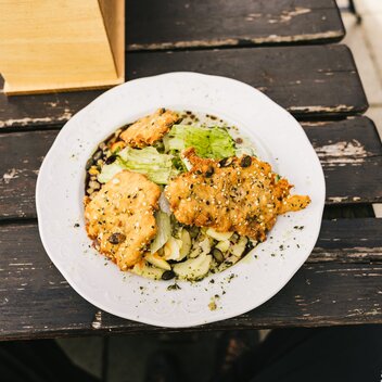 Mittagessen beim Roseggerhaus auf der Pretul | © 
Oststeiermark Tourismus | Noah Ulrich