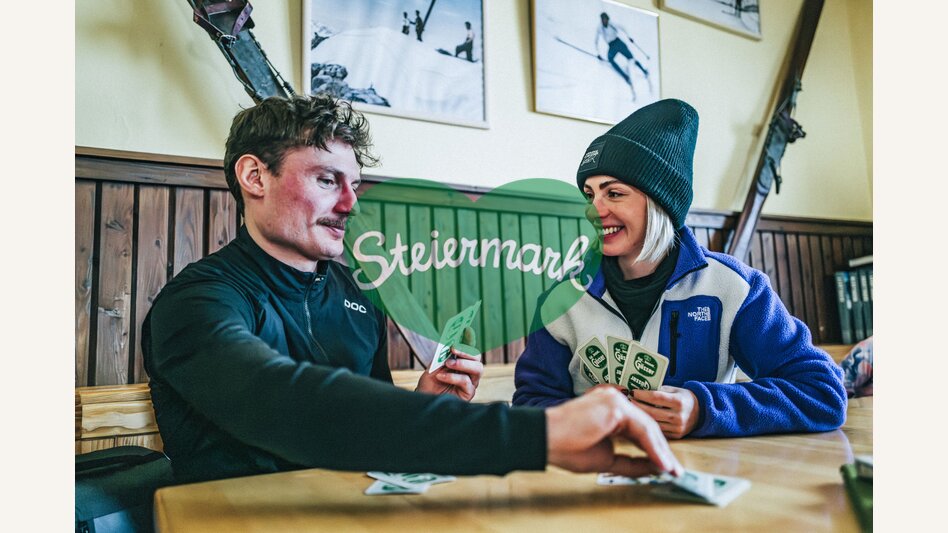 Entspanntes Kartenspiel bei der Hütteneinkehr | ©  Oststeiermark Tourismus | Noah Ulrich