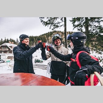Skitourengeher stoßen beim Punschstand an | ©  Oststeiermark Tourismus | Noah Ulrich