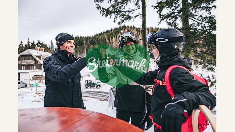 Skitourengeher stoßen beim Punschstand an | ©  Oststeiermark Tourismus | Noah Ulrich