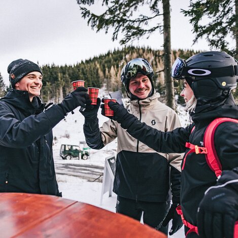 Skitourengeher stoßen beim Punschstand an | ©  Oststeiermark Tourismus | Noah Ulrich