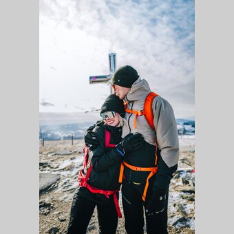 Paar beim Gipfelkreuz am Stuhleck | ©  Oststeiermark Tourismus | Noah Ulrich