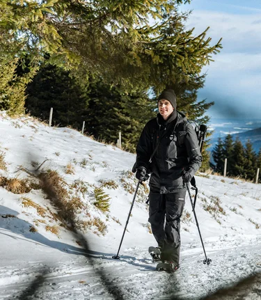 Winter Hiking in a Snowy Landscape | ©  Oststeiermark Tourismus | Noah Ulrich
