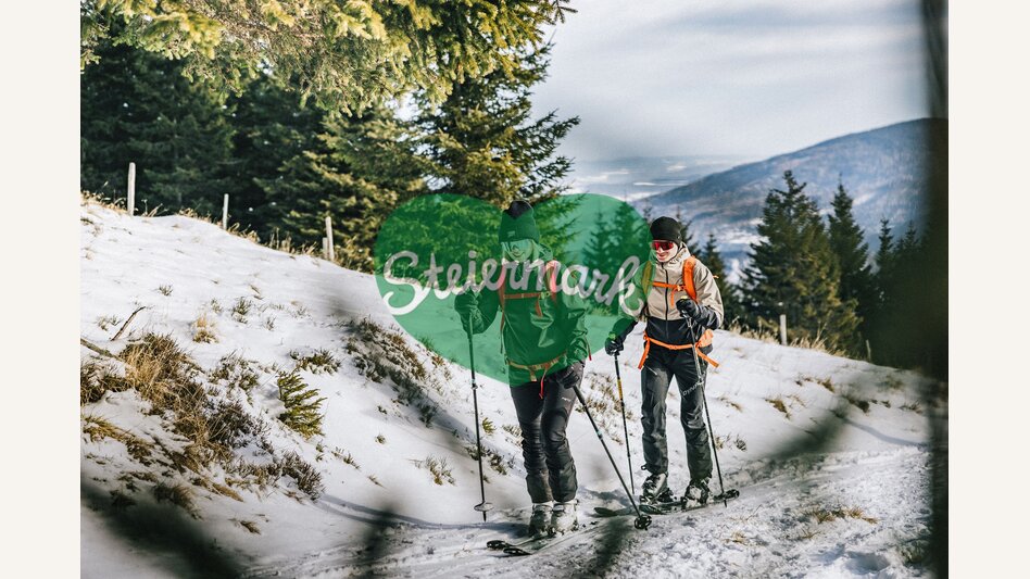 Skitourengeher auf schneebedecktem Pfad | ©  Oststeiermark Tourismus | Noah Ulrich