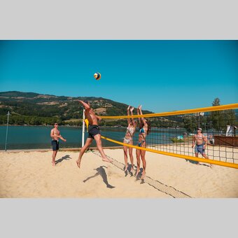 Mit Freunden Volleyball spielen am Stubenbergsee in der Oststeiermark | © Oststeiermark Tourismus | Socialis
