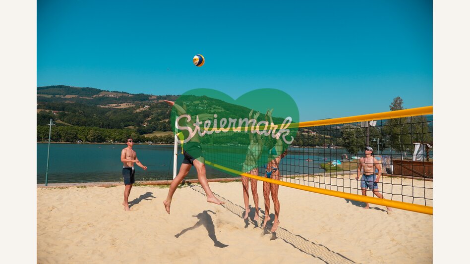 Mit Freunden Volleyball spielen am Stubenbergsee in der Oststeiermark | © Oststeiermark Tourismus | Socialis