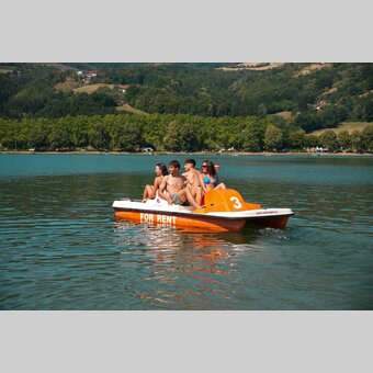 Mit Freunden Tretboot fahren am Stubenbergsee in der Oststeiermark | © Oststeiermark Tourismus | Socialis