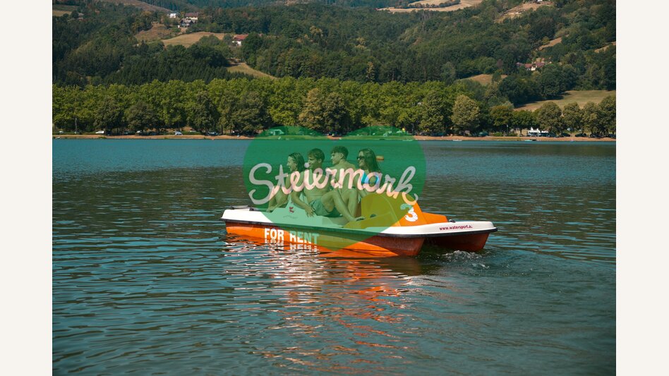 Mit Freunden Tretboot fahren am Stubenbergsee in der Oststeiermark | © Oststeiermark Tourismus | Socialis
