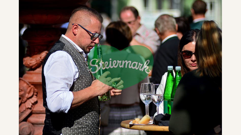 Weingenuss beim Winzerfest in Hartberg | © Oststeiermark Tourismus | Christian Strassegger
