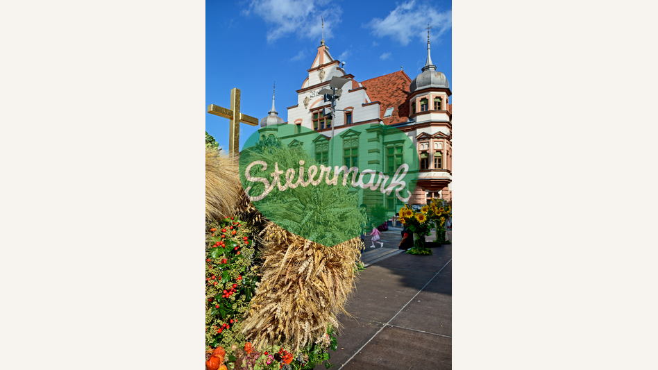 Erntedankkrone vor dem Rathaus Hartberg | © Oststeiermark Tourismus | (c)Strassegger