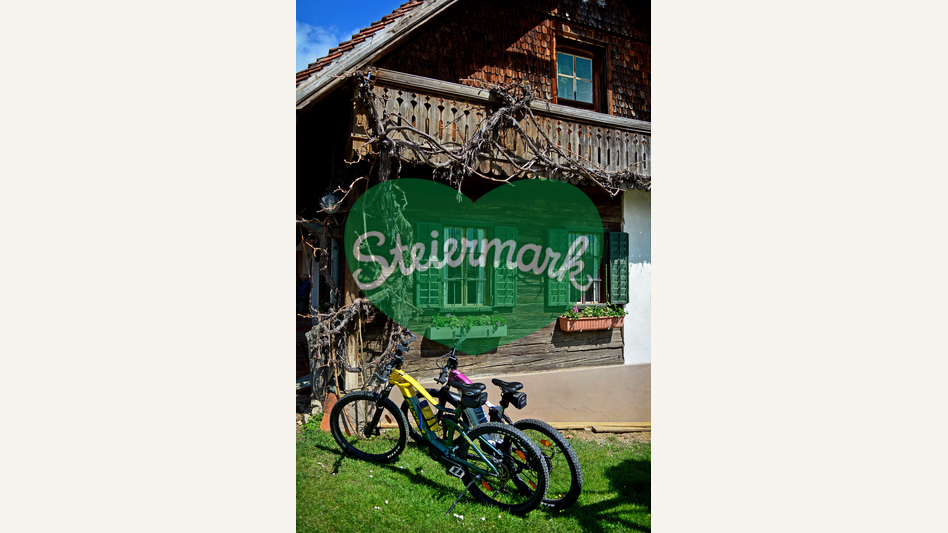 Fahrräder vor einem Haus in der Oststeiermark | © Oststeiermark Tourismus | Christian Strassegger