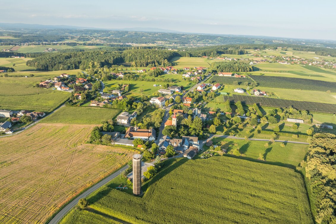 Auffen mit Bewegungsturm im Apfelland in der Oststeiermark | © Helmut Schweighofer | Helmut Schweighofer