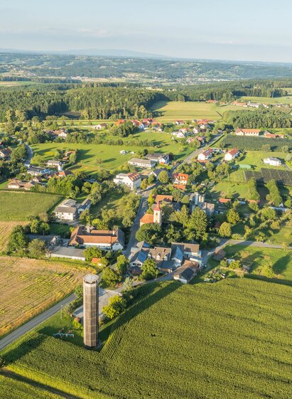 Auffen mit Bewegungsturm im Apfelland in der Oststeiermark | © Helmut Schweighofer | Helmut Schweighofer