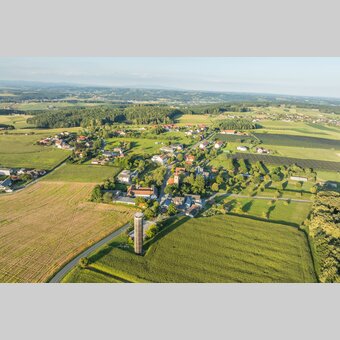 Auffen mit Bewegungsturm im Apfelland in der Oststeiermark | © Helmut Schweighofer | Helmut Schweighofer
