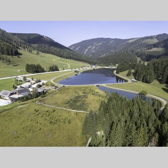 Luftaufnahme vom See in Fladnitz an der Teichalm | ©  Oststeiermark Tourismus | Elmleitner Kurt