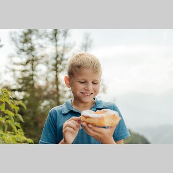 Bub genießt Straube beim Steirischen Jokl | © 
Oststeiermark Tourismus | studio draussen