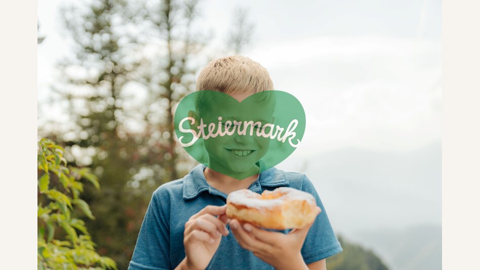 Bub genießt Straube beim Steirischen Jokl | © 
Oststeiermark Tourismus | studio draussen