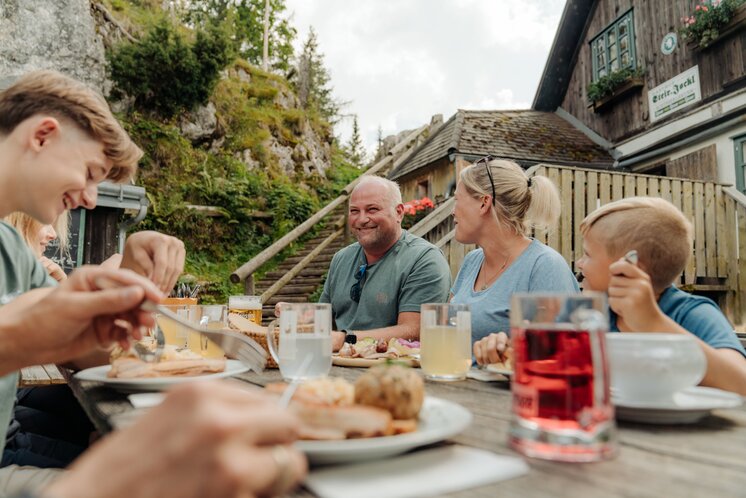Kulinarische Einkehr beim Steirischen Jokl in der Oststeiermark | © 
Oststeiermark Tourismus | studio draussen
