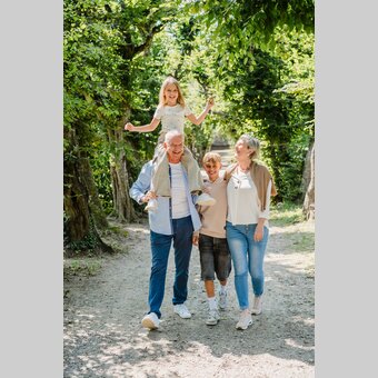 Großeltern mit Enkelkindern in Baumallee in der Oststeiermark. | ©  Oststeiermark Tourismus | Motion Ads