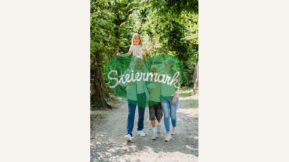 Großeltern mit Enkelkindern in Baumallee in der Oststeiermark. | ©  Oststeiermark Tourismus | Motion Ads