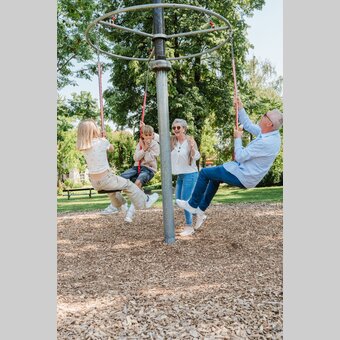 Großeltern mit Enkelkindern am Spielplatz in der Oststeiermark. | ©  Oststeiermark Tourismus | Motion Ads