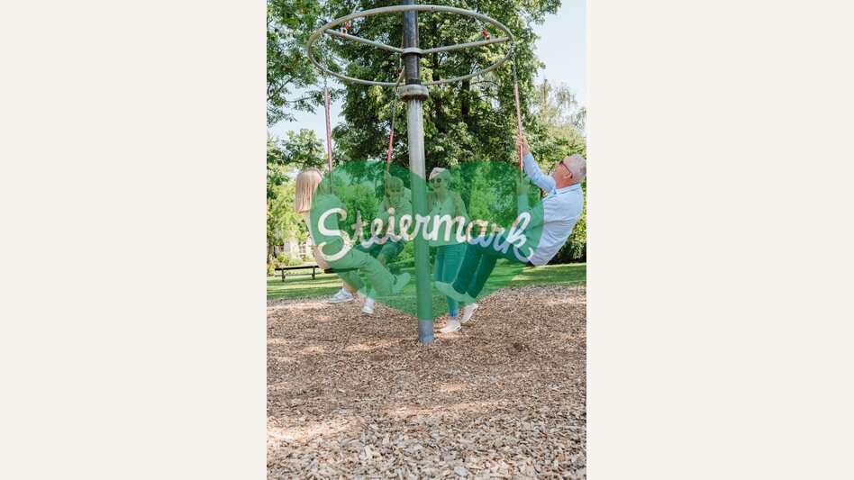 Großeltern mit Enkelkindern am Spielplatz in der Oststeiermark. | ©  Oststeiermark Tourismus | Motion Ads