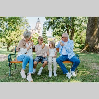 Großeltern mit Enkelkindern beim Eis essen in der Oststeiermark. | ©  Oststeiermark Tourismus | Motion Ads