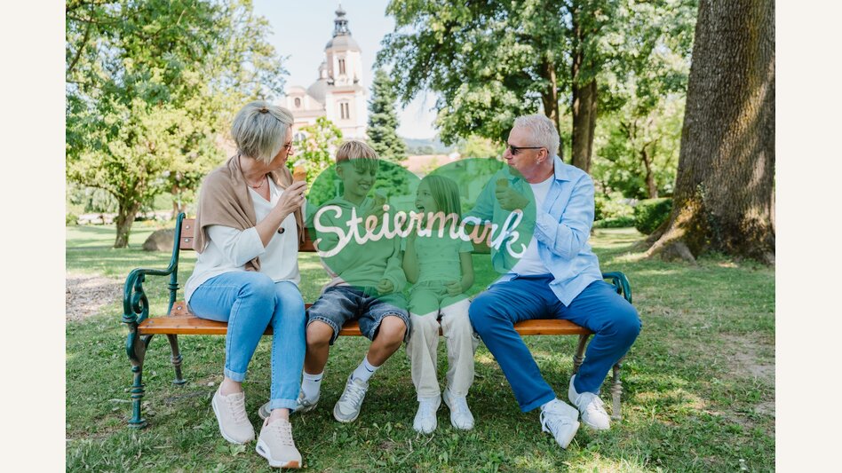 Großeltern mit Enkelkindern beim Eis essen in der Oststeiermark. | ©  Oststeiermark Tourismus | Motion Ads