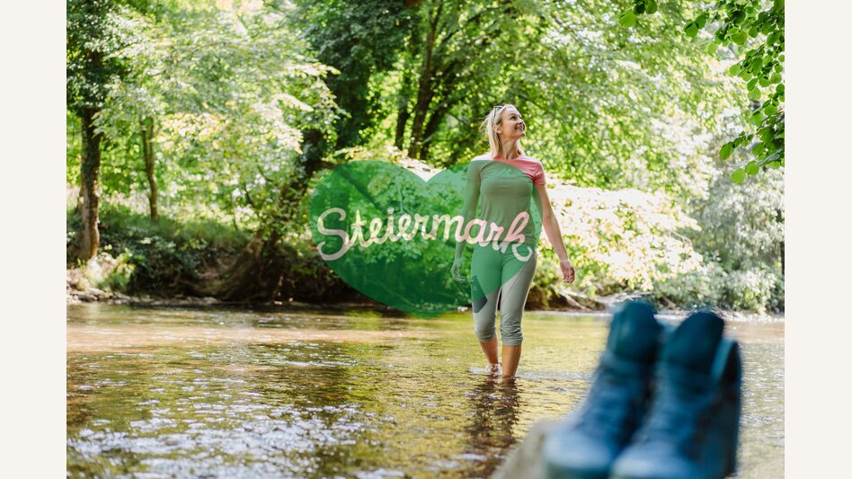 Abkühlung im Bach in St. Johann bei Herberstein in der Oststeiermark. | ©  Oststeiermark Tourismus | Motion Ads