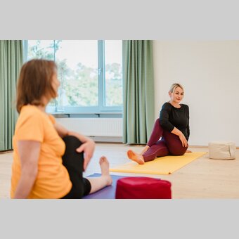 Yoga im Haus der Frauen in St. Johann bei Herberstein in der Oststeiermark. | ©  Oststeiermark Tourismus | Motion Ads
