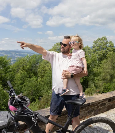 Vater mit Tochter in der Natur | © 5Komma5Sinne | Sarah Raiser