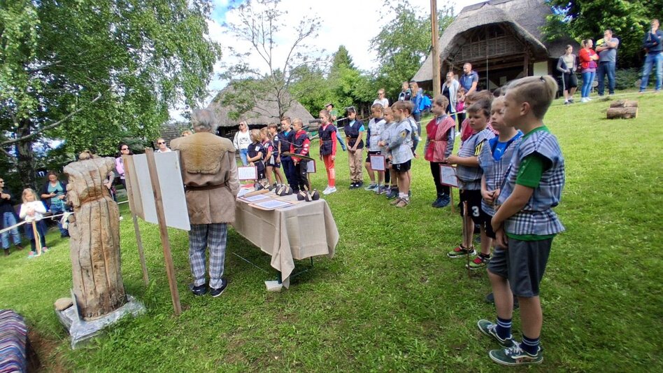 Schulgruppe bei einer Führung im Kulmkeltendorf
