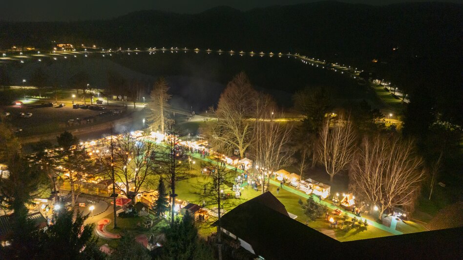 Luftaufnahme vom Weihnachtsmarkt beim Stubenbergsee