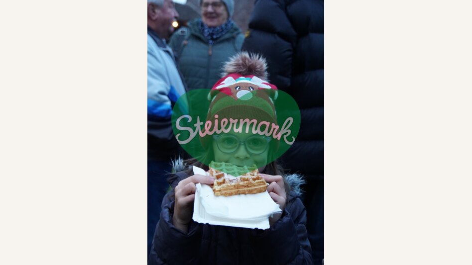 Waffeln essen beim Joglland Advent g'spian im Freilichtmuseum Vorau | ©  Oststeiermark Tourismus | Jasmin Perhofer