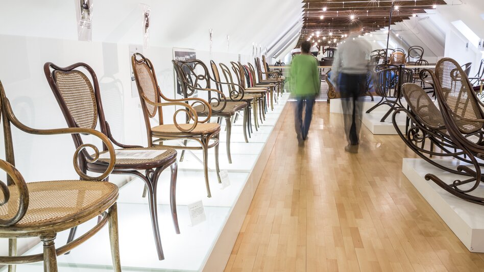 Ausstellung der Bugholzmöbel im Thonet Museum in Friedberg