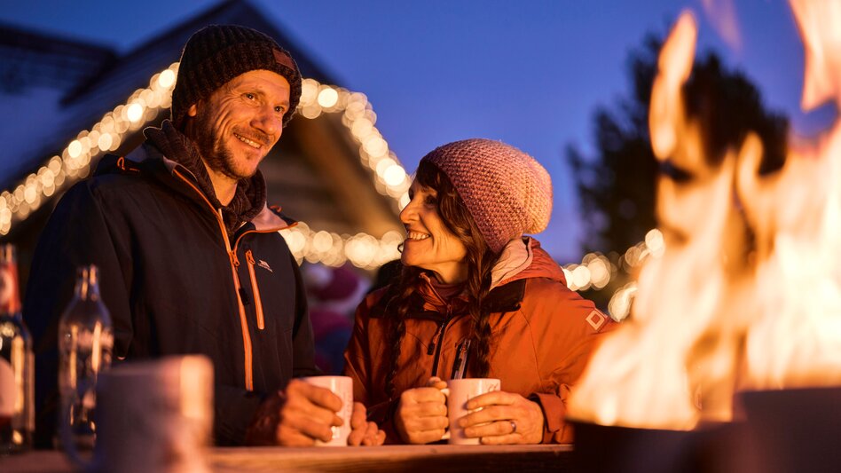 Glühweintrinken am Adventmarkt bei der Latschenhütte auf der Teichalm