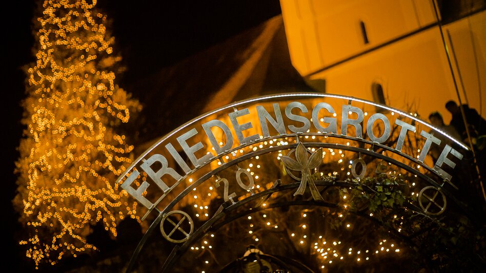 Friedensgrotte mit Weihnachtsbeleuchtung im Hintergrund in St. Ruprecht