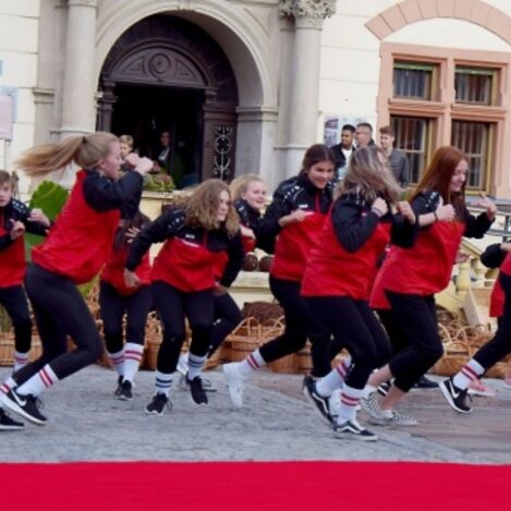 Dance group on Hartberg's main square | © 
Oststeiermark Tourismus | Helmut Hütter