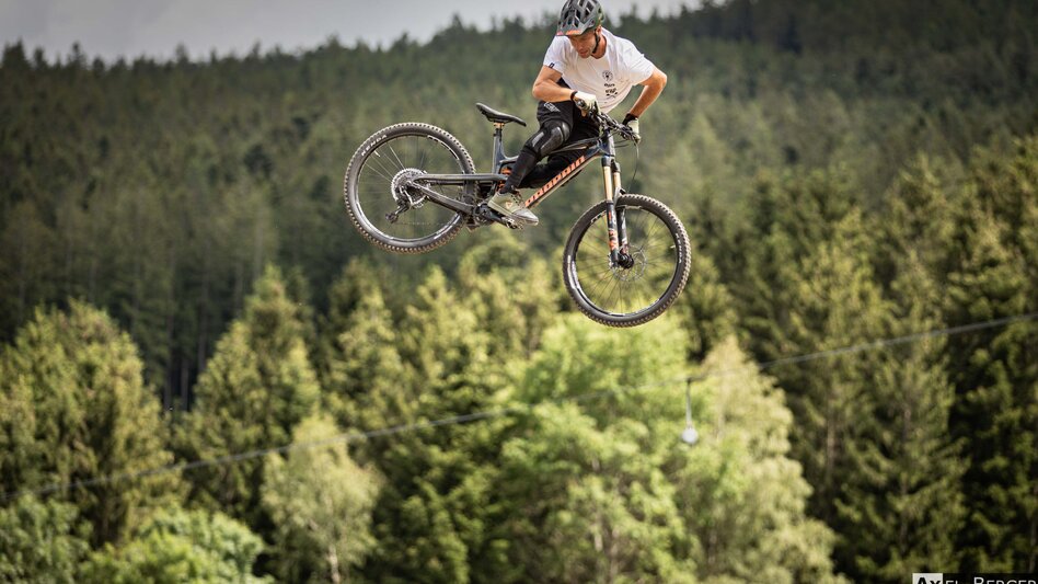 Mountainbiker in Action im Trailland Miesenbach