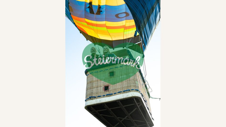 Paar im Heißluftballon vom Ballonhotel Thaller | © TV Oststeiermark | RKP Marketing GmbH