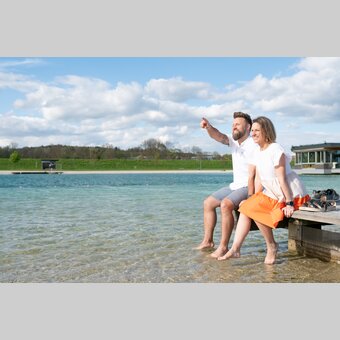 Paar am Steg vom Greini See | ©  Oststeiermark Tourismus | RKP Marketing GmbH