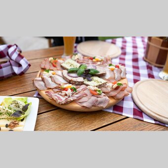 Brettljause beim Mesnerhaus in der Oststeiermark | © TV Oststeiermark | RKP Marketing GmbH