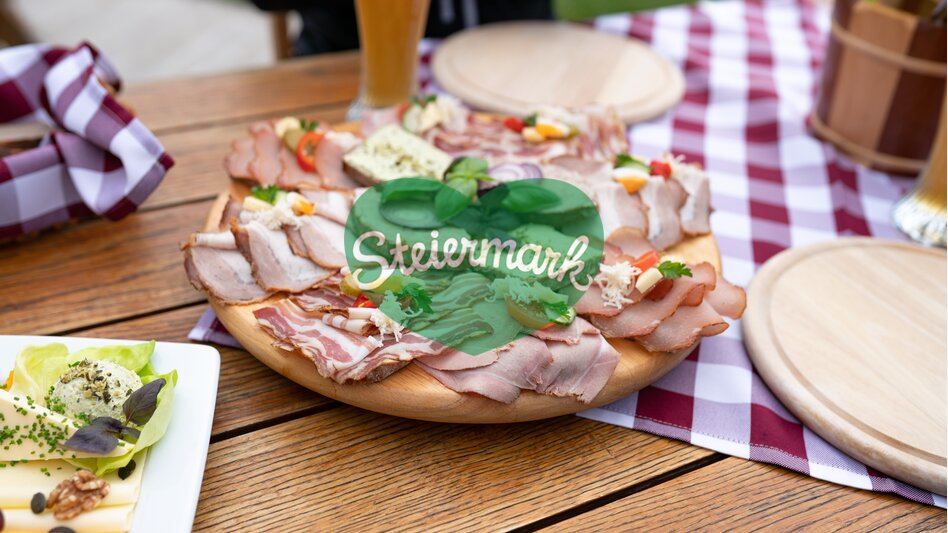 Brettljause beim Mesnerhaus in der Oststeiermark | © TV Oststeiermark | RKP Marketing GmbH