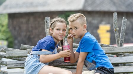 Kinder beim Trinken aus der Glasflasche | © TV Oststeiermark | Rene Strasser