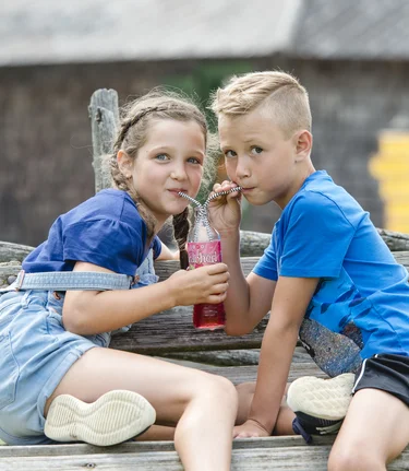 Children drinking from glass bottle | © TV Oststeiermark | Rene Strasser