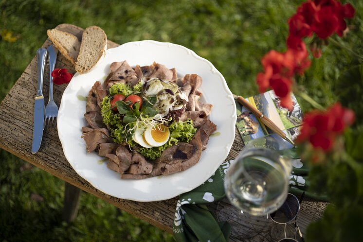 Beef salad at the Buschenschank in Eastern Styria | © TV Oststeiermark | Bernhard Bergmann