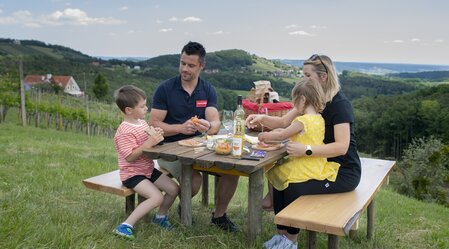 Picnicking in the vineyard in Eastern Styria | © TV Oststeiermark | Rene Strasser | © Oststeiermark Tourismus, Rene Strasser
