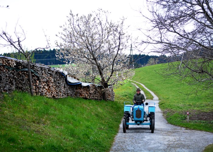 Tractor ride in spring in Eastern Styria | ©  Oststeiermark Tourismus | Christian Strassegger
