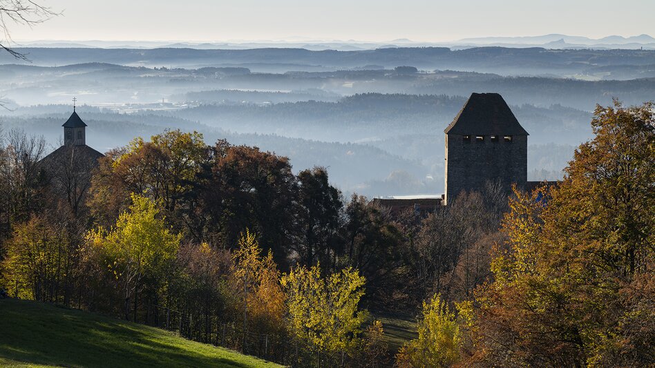 Burg Neuberg im Herbst mit nebeliger Aussicht | ©  Oststeiermark Tourismus | Bernhard Bergmann